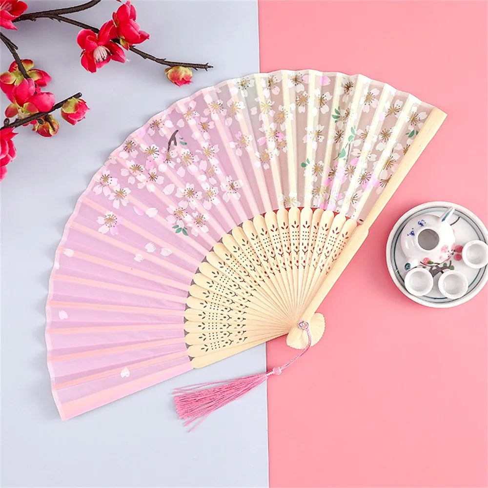 Abanico Rosa con Flores Blancas