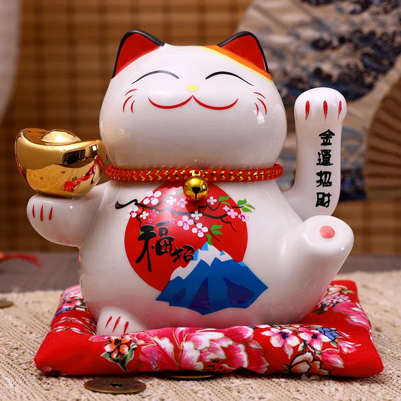 Maneki Neko con Una Montaña